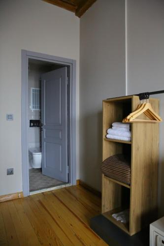 une chambre avec une salle de bain avec WC et un miroir dans l'établissement ROCO Beyoglu, à Istanbul