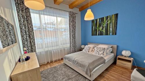 クリニツァ・ズドルイにあるMountain Viewのベッドルーム1室(ベッド1台、大きな窓付)