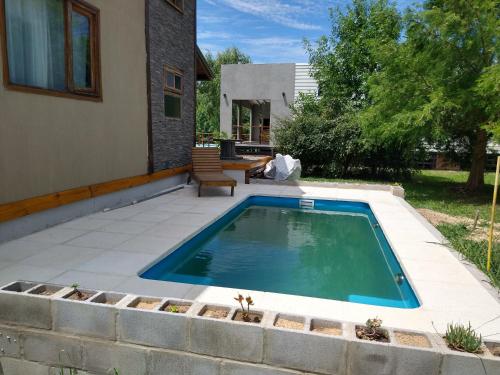 una piscina en el patio trasero de una casa en CARELHUE GUAZU en Villa Paranacito