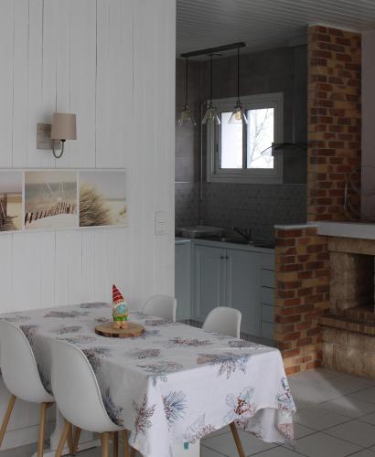 - une cuisine avec une table et un gâteau dans l'établissement GITE AVEC SPA ENTRE FORET ET PLAGE - Ambiance Bord de Mer, à Saint-Hilaire-de-Riez