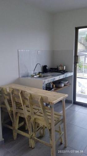 a kitchen with a wooden table and a sink at Hermoso Aparta Estudio pequeño in Cartagena de Indias