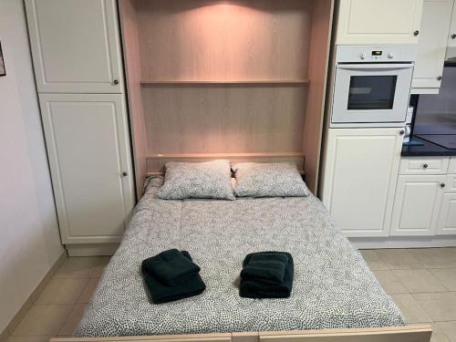 een bed in een keuken met twee zakken erop bij Studio en résidence face mer avec parking in Le Touquet-Paris-Plage