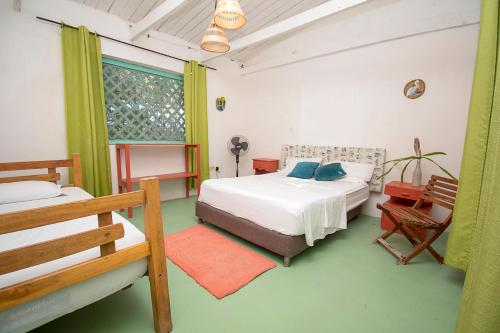 a bedroom with two beds and a window at Isla Tijereto in Isla Grande