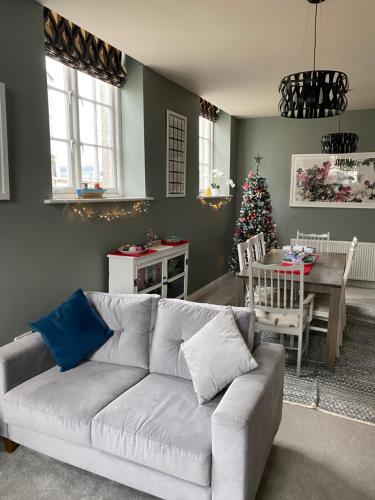 Ruang duduk di Sally Hall Large central Portland home