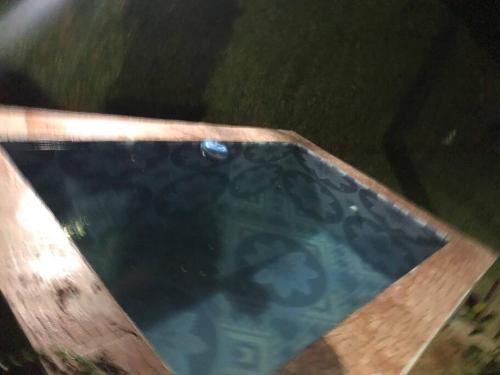una piscina de agua sobre una mesa de madera en Estancia LOS FUNDADORES en Comalcalco