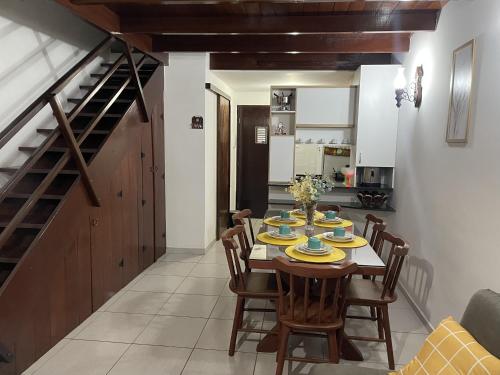 cocina y comedor con mesa y sillas en Flat 218 - Duplex no Condomínio Winterville em Gravatá, en Gravatá