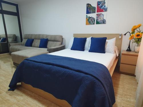 1 dormitorio con 1 cama grande y 1 sofá en Marina Beach, en Puerto de la Cruz