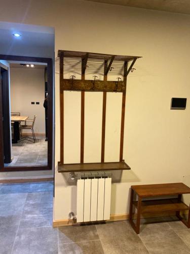 una habitación con una estantería en la pared y una mesa en AIKEN 9 SOL en San Martín de los Andes