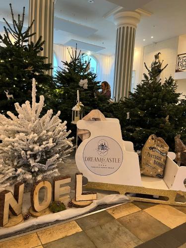 Et logo, certifikat, skilt eller en pris der bliver vist frem på Dream Castle Hotel Marne La Vallee