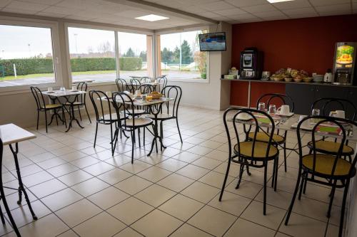 Un restaurante o sitio para comer en Fasthôtel Périgueux - Un Hôtel FH Confort