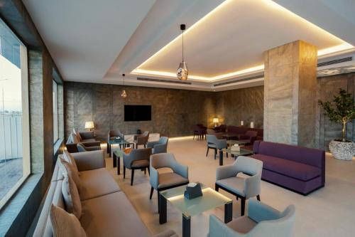 een lobby met een wachtkamer met banken en stoelen bij Viola Gardens Residence in Riyad