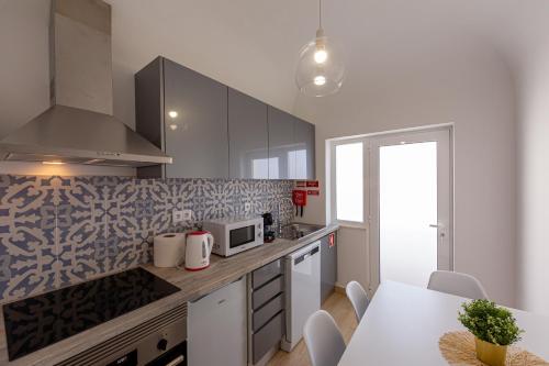 Dapur atau dapur kecil di Luxury Palm Suites