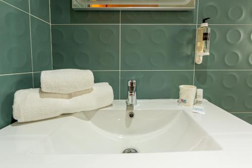 Bilik mandi di Luxury Palm Suites