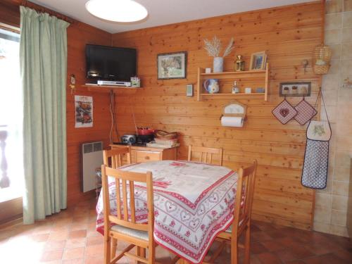 une salle à manger avec une table et une télévision dans l'établissement Appartement à Châtel: 2 Pièces, 4 Pers. - Proche Télécabine et Navettes gratuites, Balcon Exposé S-E - FR-1-198-113, à Châtel