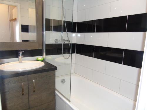 a bathroom with a sink and a tub and a shower at Charmant Appartement avec Mezzanine et Balcon - 4-5 Pers., Garage, Proche Lac et Navette - FR-1-198-121 in Châtel