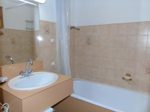 a bathroom with a sink and a shower and a tub at Appartement spacieux 6 personnes avec balcon à Châtel - FR-1-198-127 in Châtel
