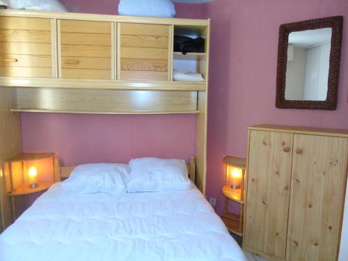 une chambre avec un grand lit blanc et un miroir dans l'établissement Charmant Appartement 2 Pièces avec Balcon et Parking à Châtel - Idéal pour 4 Personnes - FR-1-198-141, à Châtel