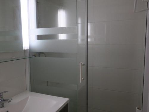 une salle de bain avec une douche en verre et un lavabo dans l'établissement Charmant Appartement 2 Pièces avec Balcon et Parking à Châtel - Idéal pour 4 Personnes - FR-1-198-141, à Châtel