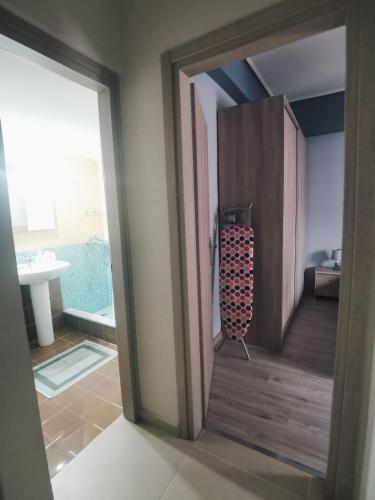 ハルキスにあるEfrosini's by the sea apartmentのバスルーム付きの客室のオープンドア