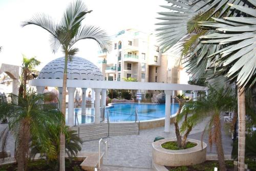 Sunny 3BR Apartment Golf Residence