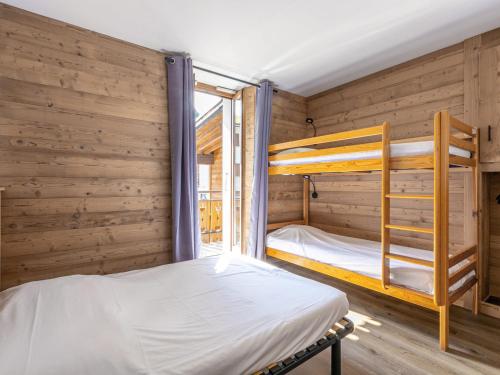 ラ・クリュサにあるAppartement La Clusaz, 3 pièces, 8 personnes - FR-1-437-25のベッドルーム1室(二段ベッド2台、窓付)が備わります。