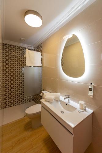 Bilik mandi di Luxury Palm Suites