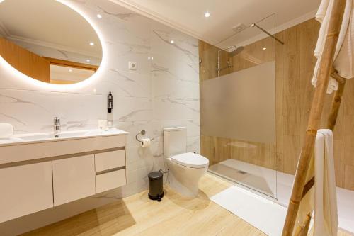Bilik mandi di Luxury Palm Suites