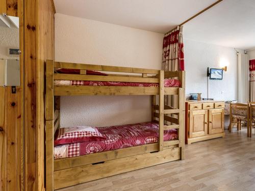 une chambre avec deux lits superposés et un bureau dans l'établissement Studio plein sud avec balcon, 2-4 pers, La Clusaz - FR-1-437-6, à La Clusaz