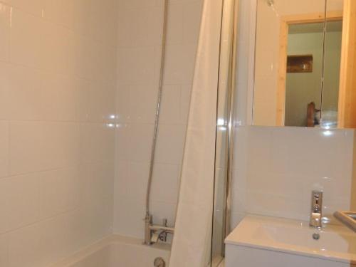 シャテルにあるAppartement Châtel, 2 pièces, 4 personnes - FR-1-198-159のバスルーム(シャワー、バスタブ、シンク付)