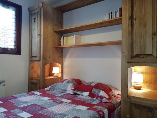 - une chambre avec un lit doté d'une couette rouge et blanche dans l'établissement Appartement cosy avec balcon, 2 chambres, parking et wifi à Châtel - FR-1-198-162, à Châtel