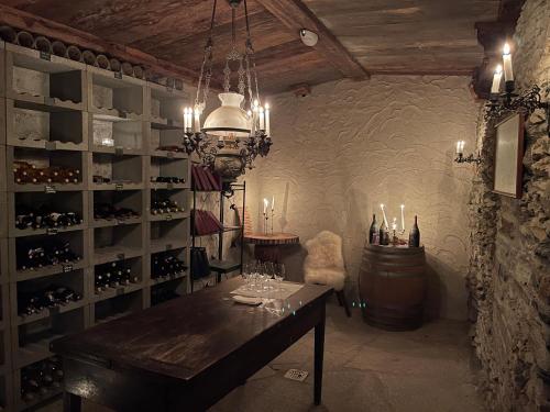 une salle à manger avec une table et une cave à vin dans l'établissement Schlafen ohne Frühstück Check-in 24-7 & Late Check-in, à Ausserberg