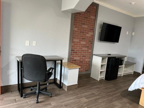 TV a/nebo společenská místnost v ubytování The Symphony Inn & Suites