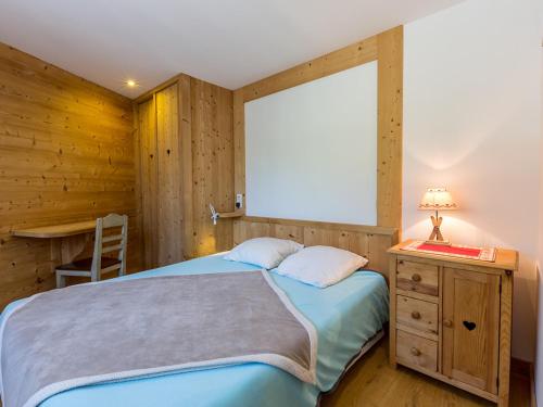 een slaapkamer met een bed, een raam en een bureau bij Appartement La Clusaz, 2 pièces, 4 personnes - FR-1-437-52 in La Clusaz