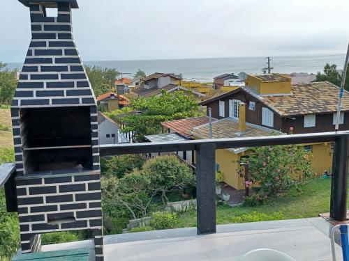 vistas a la localidad desde el balcón de una casa en Chalé Farol de Santa Marta, en Laguna