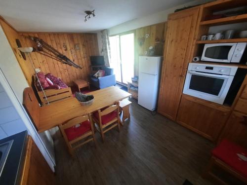 ヴァルフレジュスにあるAppartement Valfréjus, 3 pièces, 6 personnes - FR-1-265-171のキッチン(テーブル、電子レンジ付)が備わります。