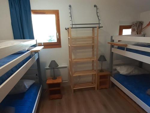 une chambre avec quatre lits superposés et une fenêtre dans l'établissement Bel appartement spacieux 10/12 pers, 5 pièces, proche pistes - Valfréjus - FR-1-265-180, à Valfréjus