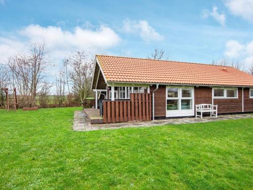 ein kleines Haus mit grünem Rasen davor in der Unterkunft 6 person holiday home in Sydals in Vibøge