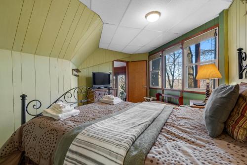 una camera con un grande letto e una TV di Slopesider 23C a Sugar Mountain