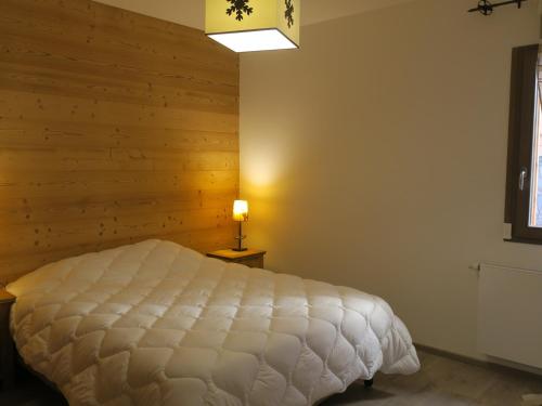 シャテルにあるAppartement Châtel, 3 pièces, 6 personnes - FR-1-198-184の木製の壁のベッドルーム1室(ベッド1台付)