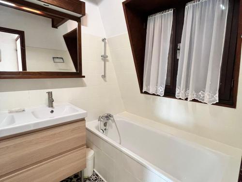 a bathroom with a sink and a bath tub at Chalet Corrençon-en-Vercors, 4 pièces, 8 personnes - FR-1-515-28 in Corrençon-en-Vercors