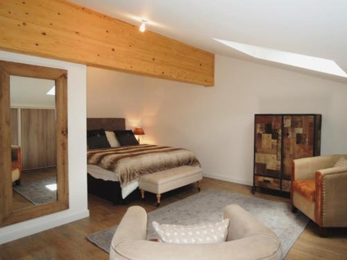 een slaapkamer met een bed en een bank bij Appartement Châtel, 4 pièces, 6 personnes - FR-1-198-195 in Châtel