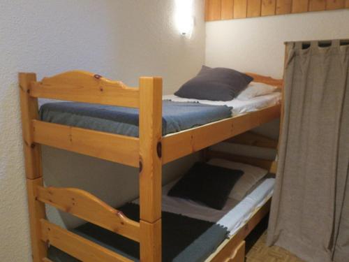 quelques lits superposés dans une chambre dans l'établissement Petit appartement cocooning - 5 Personnes - FR-1-198-196, à Châtel