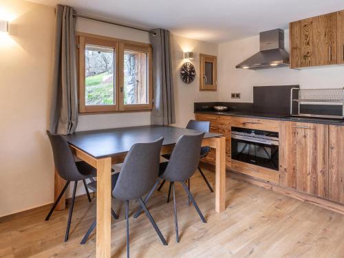 - une cuisine avec une table à manger et des chaises dans l'établissement Chalet Chaleureux - 1 Ch - 4 Pers - Terrasse - Parking - FR-1-437-75, à La Clusaz