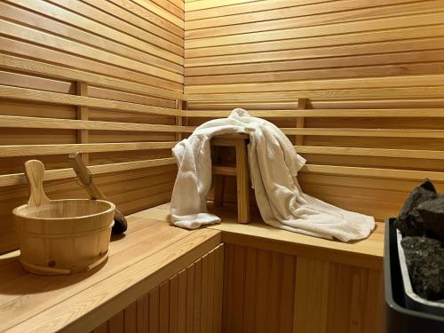 en el interior de una sauna con bañera y cubo en Julia’s Garden en Cuarte de Huerva