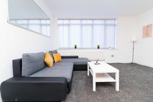 sala de estar con sofá y mesa en Albion High Street Apartments en Leeds