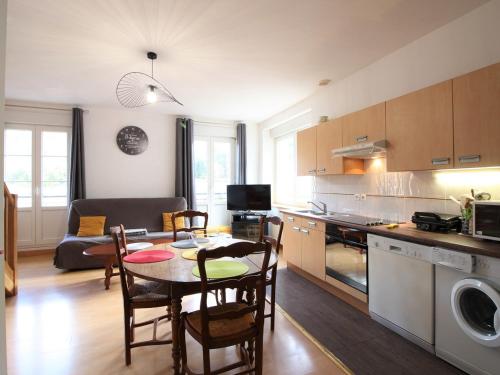 une cuisine et un salon avec une table et des chaises dans l'établissement Appartement T3 duplex proche centre 6 pers, équipé, cave privative - FR-1-608-44, à Le Mont-Dore