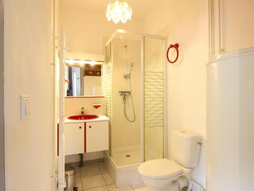 une salle de bain avec une douche, des toilettes et un lavabo dans l'établissement Appartement T3 duplex proche centre 6 pers, équipé, cave privative - FR-1-608-44, à Le Mont-Dore