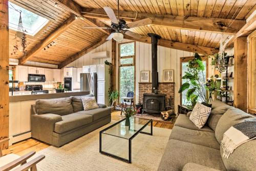 Imagen de la galería de Rustic-Chic Home with Decks Pool and Lake Access, en Otis