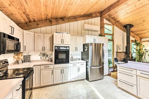 Imagen de la galería de Rustic-Chic Home with Decks Pool and Lake Access, en Otis