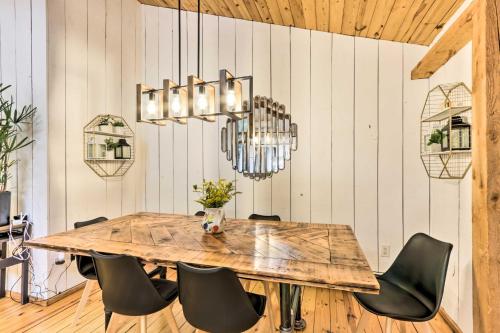 Imagen de la galería de Rustic-Chic Home with Decks Pool and Lake Access, en Otis